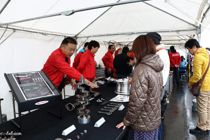 ブースには30周年記念限定車「マーチ ボレロA30」の専用パーツが展示され、技術者から直接、A30や専用パーツについての解説を受けることができた。