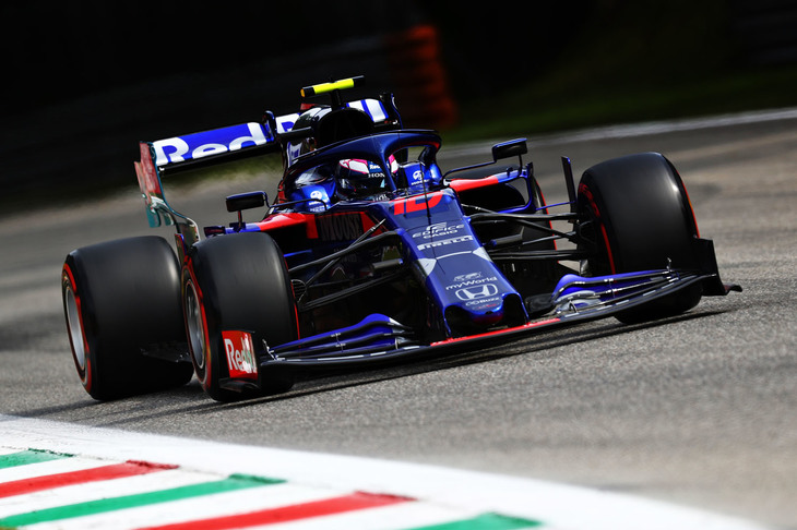 ベルギーGPでのダニール・クビアトに続き、イタリアGPではピエール・ガスリー（写真）にもホンダの新型「スペック4」ユニットが搭載されたことで、ガスリーはペナルティーを受け17番グリッドからスタート。トロロッソのもう1台、クビアトは12番グリッドから入賞を目指した。しかしクビアトのマシンは31周目に白煙をあげてストップ、リタイア。ガスリーは、スピンしたランス・ストロールのマシンを避けようとしてコースオフするなどしながら、入賞圏まであと一歩及ばず11位でレースを終えた。（Photo=Toro Rosso）