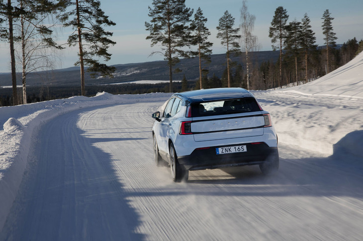 いわゆるワンペダルドライブのデキがいいため、下り坂のカーブを前にしてもアクセルを緩めるだけで適切に減速できる。フットブレーキによって滑るきっかけをつくる恐怖がないのがいい。