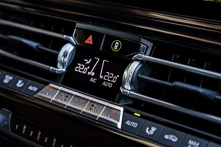 エアコンは、10.25インチのタッチパネル式センターディスプレイで「BMWジェスチャーコントロール」を利用しコントロールできるほか、吹き出し口下部のスイッチ（写真）を用いて直感的かつダイレクトに操作も可能。