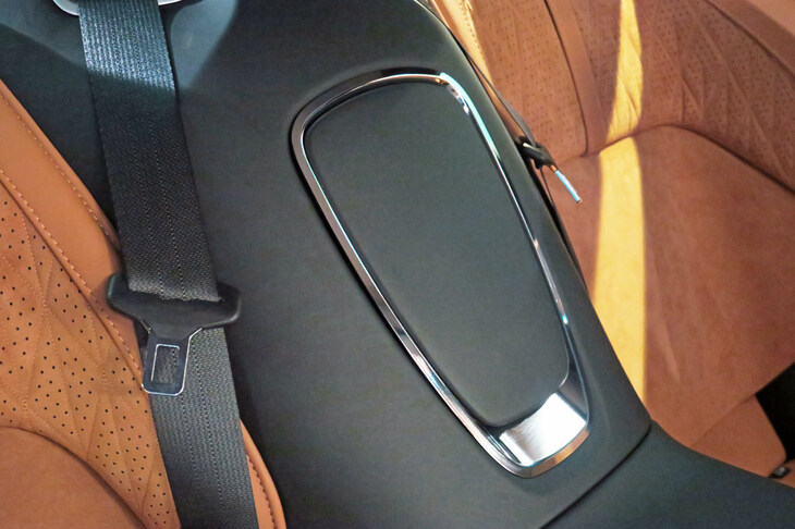 アストンマーティンDB12（リアシート）