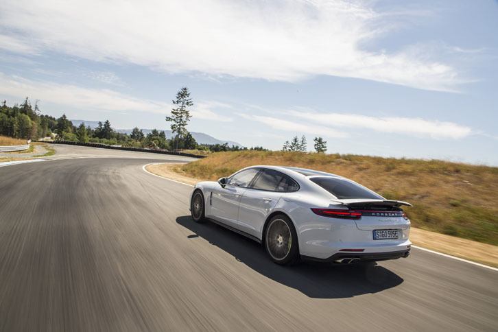 まずはバンクーバーアイランドモータースポーツサーキットでの、トラックインプレッションから試乗をスタート。