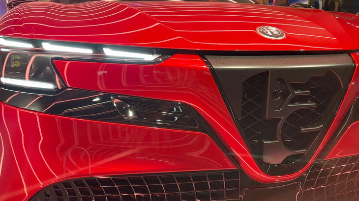 EV仕様のスクデット（盾形）グリルには、大胆にも「ビッショーネ」（アルファ・ロメオのエンブレムのモチーフにもなっている、ミラノ・ヴィスコンティ家の紋章）がくり抜かれて配されている。