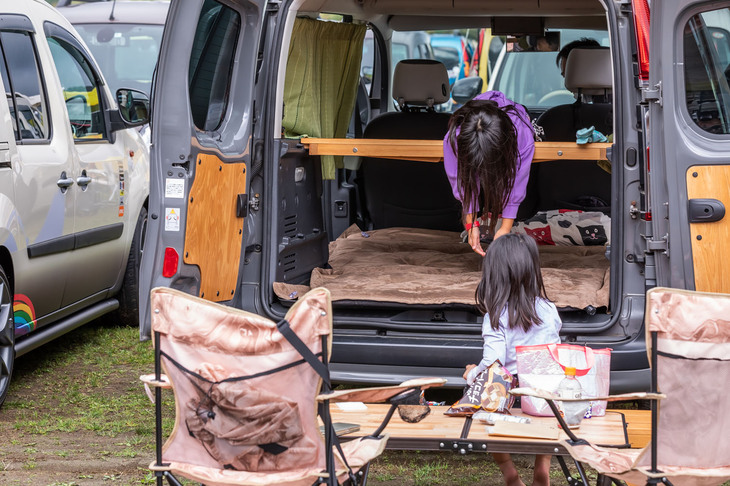 「カングー」の荷室は子供たちにとって絶好の遊び場。運転席のお父さんが優しくその姿を見守っていた。