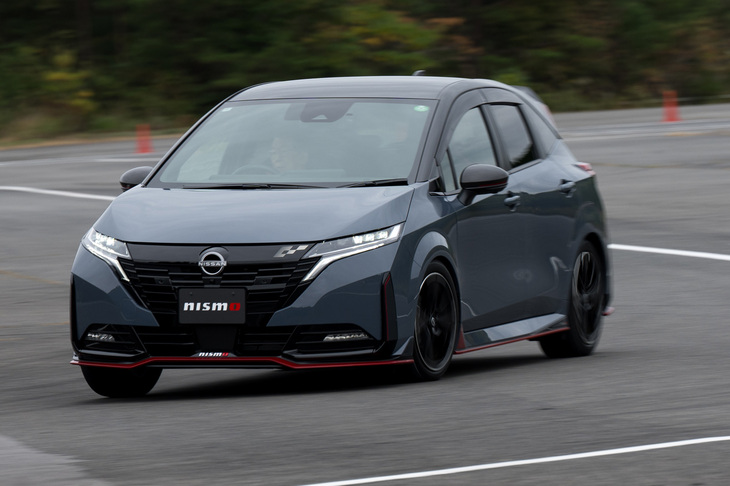 コンパクトカー「ノート オーラ」のなかでも、NISMOが手を加えて動力性能を高めた「NISMOチューンドe-POWER 4WD」。さらに試乗車には、NISMO製の各種空力パーツが装着されていた。