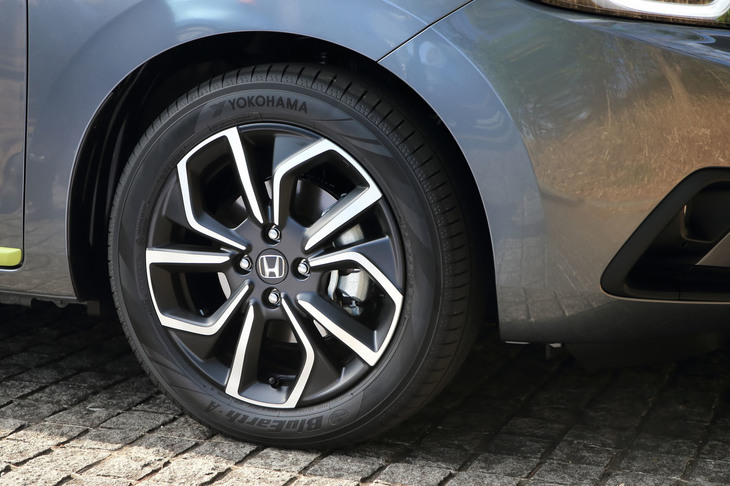 「ネス」や「クロスター」「リュクス」には、ツートンカラーの16インチアルミホイールが標準装備される。