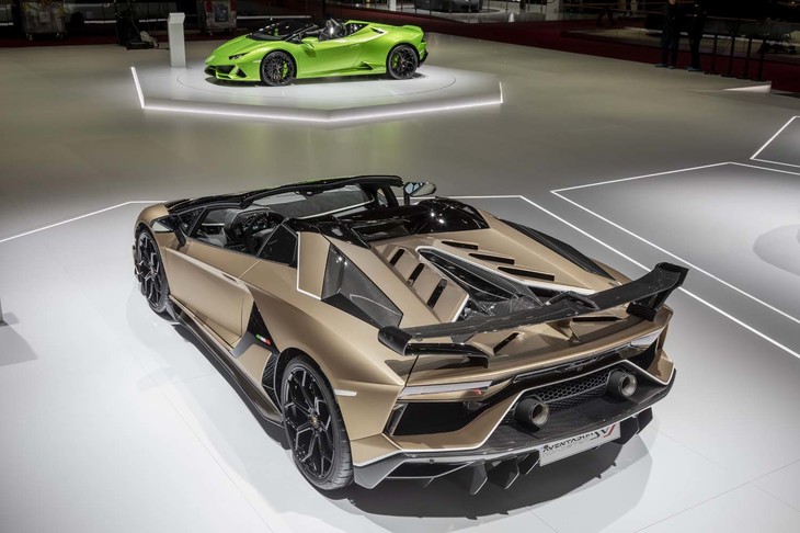 ランボルギーニ・ウラカンEVOスパイダー（奥）、ランボルギーニ・アヴェンタドールSVJロードスター（手前）。