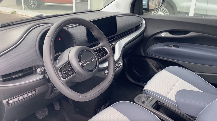 第689回で紹介したショールームの展示車が最上級の「ラ・プリマ」だったのに対して、試乗車はひとつ下となる「アイコン」であった。シートはファブリック。