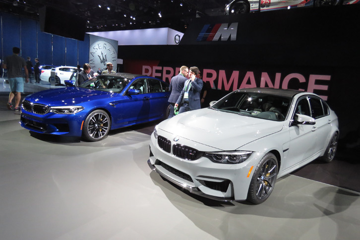 「BMW M3 CS」（手前）と「M5」（奥）。
