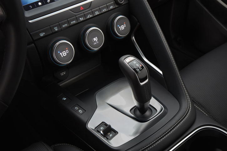 シフトセレクターはガングリップタイプ。3連の空調スイッチはライカのレンズがモチーフという。