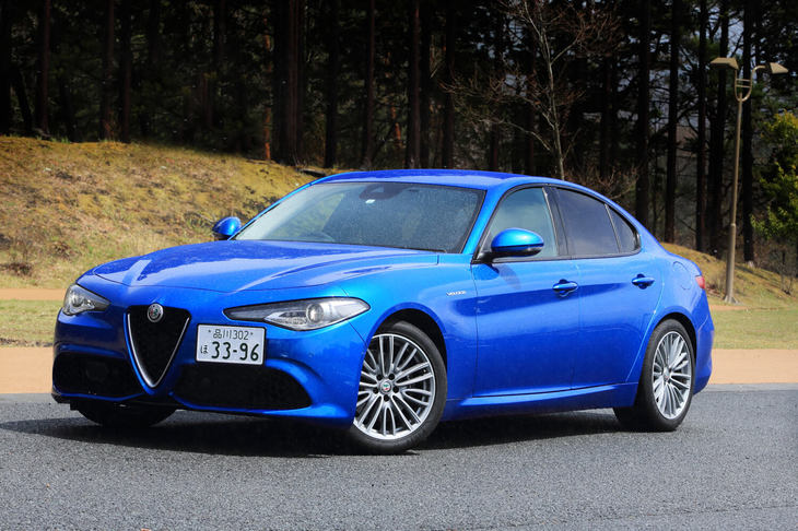 ロングノーズ、ショートデッキのプロポーションは、FRプラットフォームのモデルならでは。FR車、4WD車ともにほぼ50：50の前後重量配分を実現している。