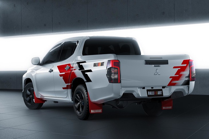 「トライトン ラリーアート（ダブルキャブ）」のリアビュー。