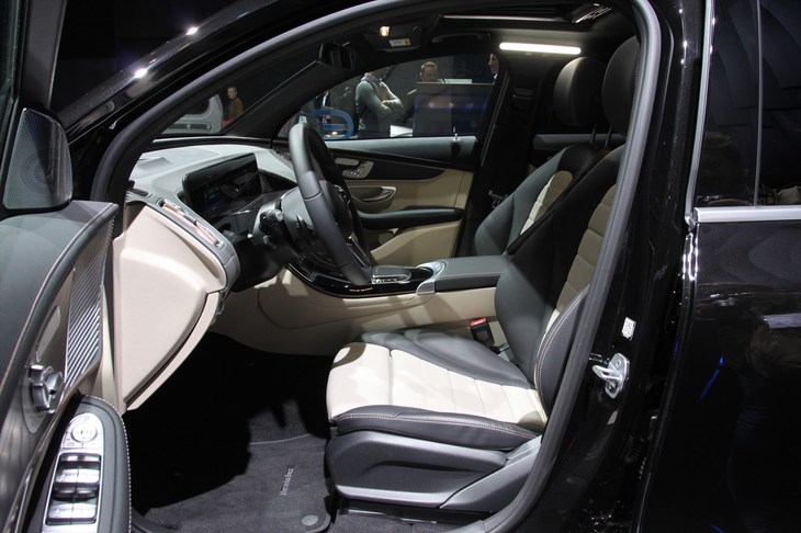 メルセデス・ベンツEQC（フロントシート）