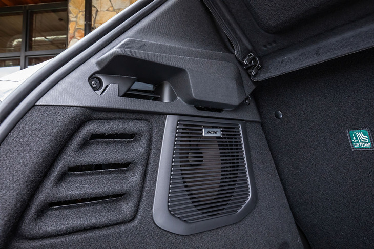 9つのスピーカーを組み合わせる「BOSEサウンドシステム」を標準で装備。車外からの空気を取り入れることで、豊かでパワフルな低音を再生するという小型サブウーファー「Fresh Air Speaker」が荷室の左側面に配置される。