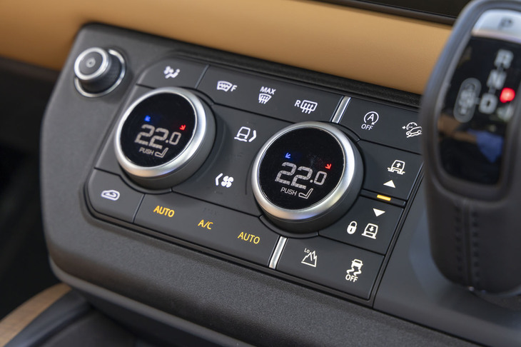 センターコンソールパネルには、シフトセレクターやエアコンのコントローラーのほか、エアサスペンションの車高調整スイッチなどが機能的に配置されている。エアコンのコントローラーは、スイッチの切り替えによって走行モードセレクターとしても機能する。