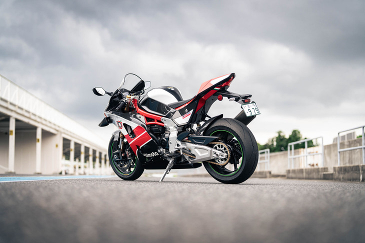 2024年のEICMA（ミラノモーターサイクルショー）で発表された「ビモータKB998リミニ」。スーパーバイク世界選手権（WSBK）で戦うためのホモロゲーションモデルであり、文字どおりレース直系のマシンとなっている。