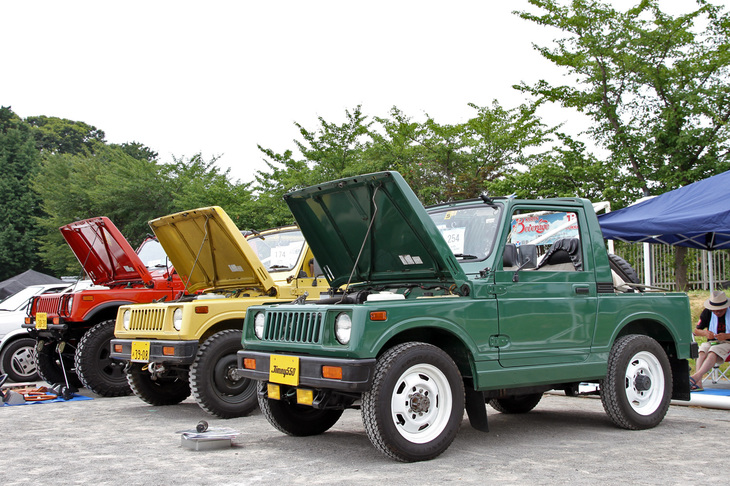 手前から背（車高）の順に並んだ、シグナルカラーの「スズキ・ジムニー」（SJ30）。1981年に世代交代した2代目ジムニーで、年式は黄色が1981年、赤が1982年、緑が1983年。いずれも2ストローク3気筒539ccエンジンを搭載する。
