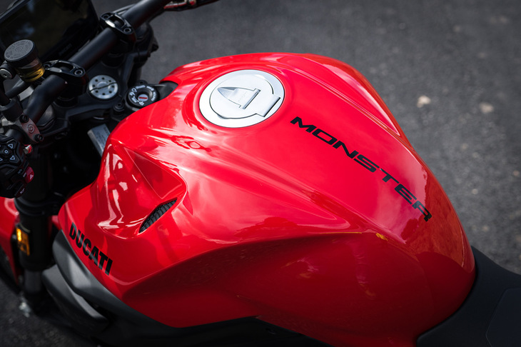 14リッターの容量を持つ燃料タンクは、フロントエアインテークを導入するために設計を刷新。カラーリングは「ドゥカティレッド」「アイスバーグホワイト」の2種類が用意される。