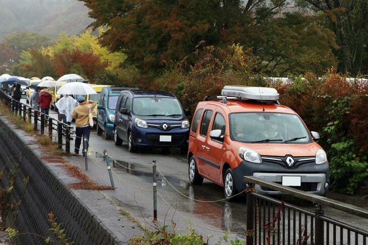 前日の雨により、参加者の出足は例年よりスローペースに。それもあって、12時くらいまでは来場する「ルノー・カングー」の列が途切れることはなかった。