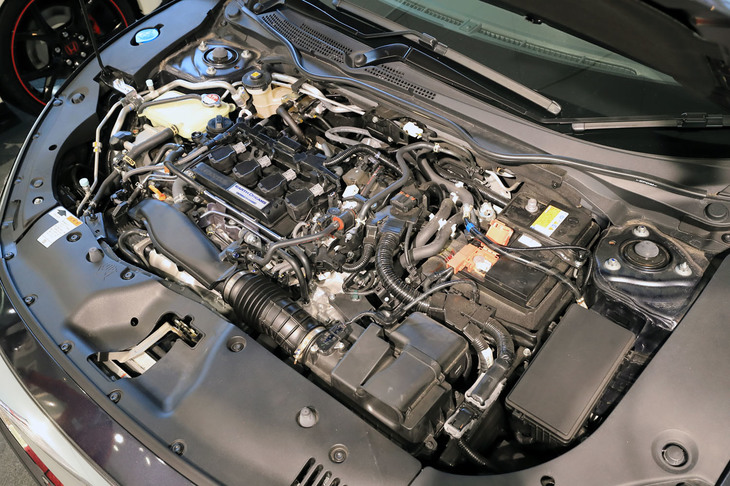 エンジンは1.5リッター直4ターボ。「セダン」と「ハッチバック」では油種が異なり、レギュラー仕様の前者は最高出力173PS、ハイオク仕様の後者は同182PSを発生した。