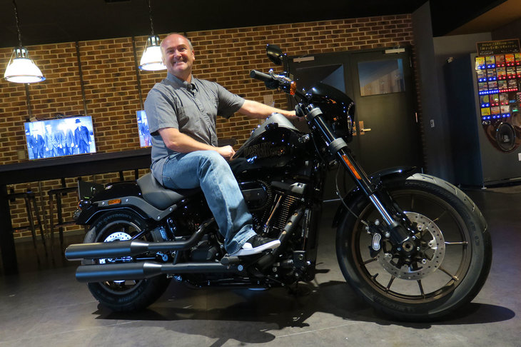 「ハーレーダビッドソン・ローライダーS」と、ハーレーダビッドソン ジャパンのグレッグ・ウィリス代表取締役。