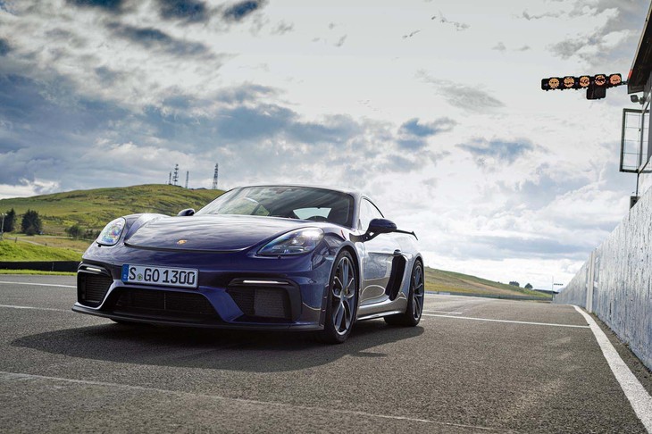 「718ケイマンGT4」（写真）、「718スパイダー」ともに、4リッターの水平対向6気筒エンジンを搭載。最高出力は先代比で35ps（718ケイマンGT4）と45ps（718スパイダー）高められている。