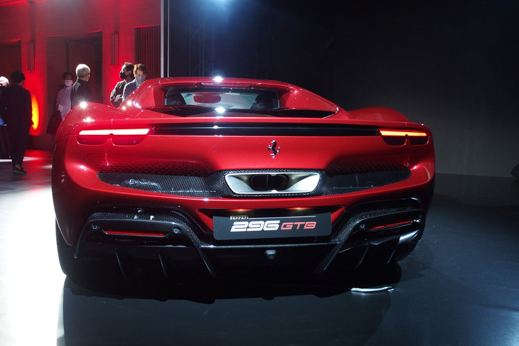 フェラーリ296GTB（リアビュー）