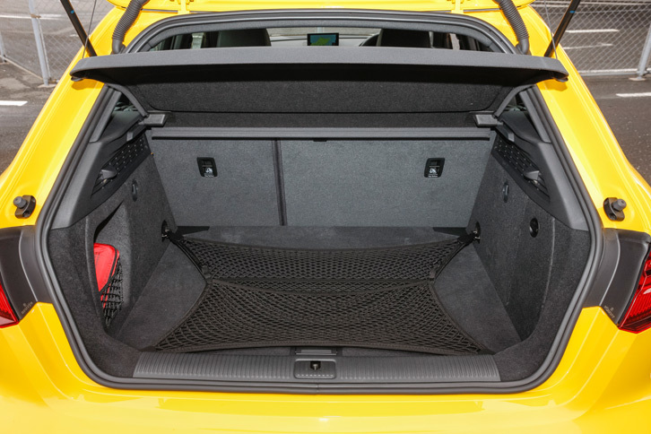 定員乗車時の荷室容量は340リッター。