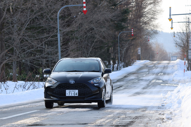 185/60R15サイズの「ブリザックWZ-1」が装着された「トヨタ・ヤリス」。いったん溶けた雪が、再凍結しガリガリの状態になった路面でも十分なグリップ力を確認できた。
