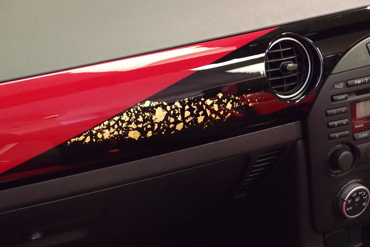 金沢の金箔（きんぱく）で飾られた、助手席前方のインストゥルメントパネル。