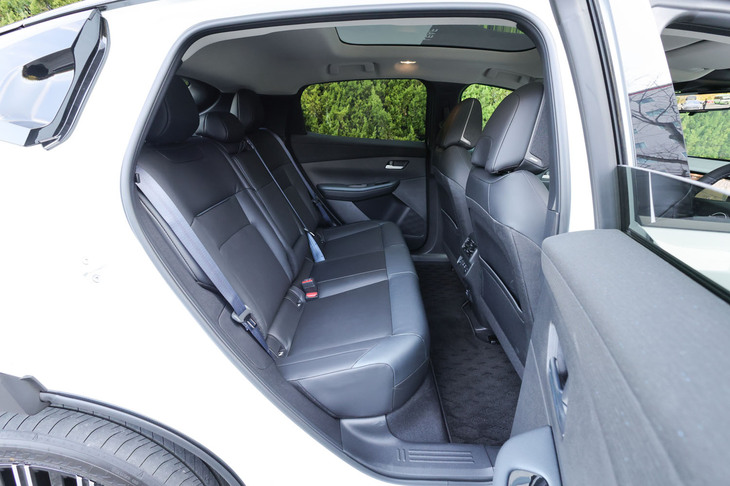 「リーフB7 G」のリアシート。ヒーターは、後席用ヒーターダクトやバッテリーヒーターとセットで選択できるオプションアイテムとして用意される。