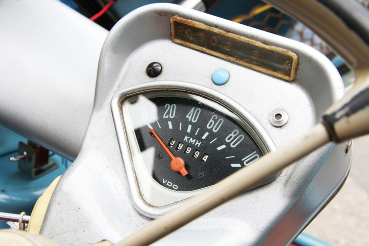 スピードメーターの上にあるのがギアインジケーター。ポジションは左からR、0（ニュートラル）、1、0、2、3、4。写真では見えないが、針がポジションを指すとのこと。