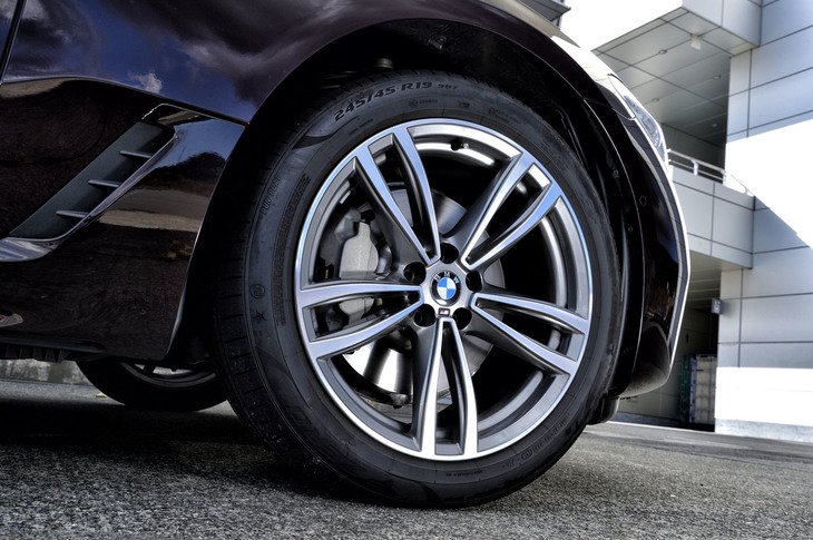 試乗車には前245/45R19、後ろ275/40R19サイズの「ピレリPゼロ」ランフラットタイヤが装着されていた。ホイールは「Mライトアロイホイール・ダブルスポークスタイリング647Mバイカラー」と呼ばれる「Mスポーツ」専用アイテム。