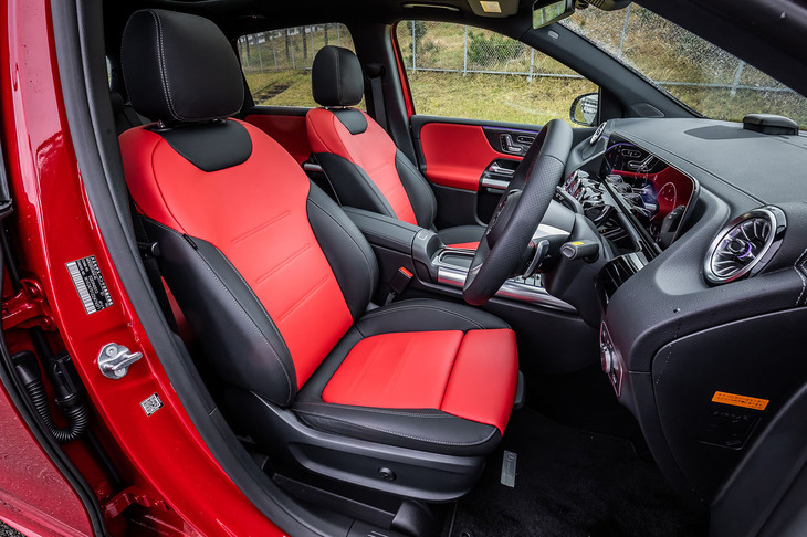 23万2000円の有償オプションとなる「AMGレザーエクスクルーシブパッケージ」が選択された今回の試乗車には、クラシックレッドとブラックのコンビネーション表皮による本革シートが装備されていた。シート表皮色はブラック単色も選択できる。