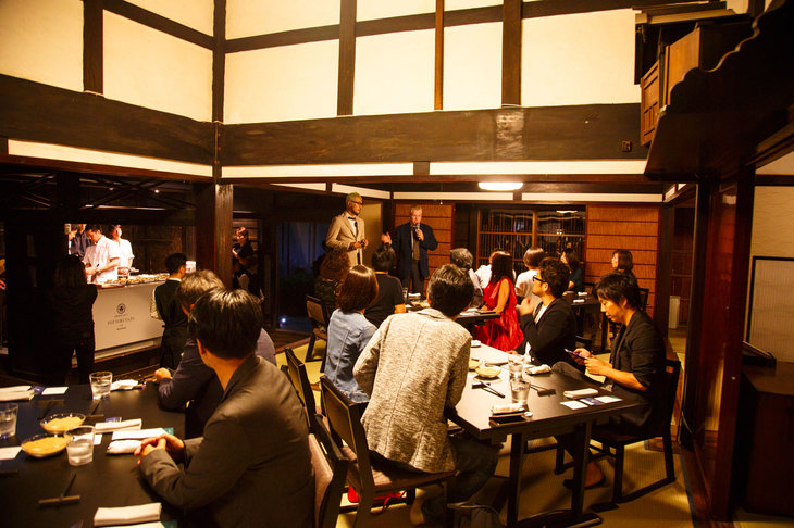 急きょ室内での開催となったが、歴史ある邸宅でのダイニングアウトもまた趣のあるもの。