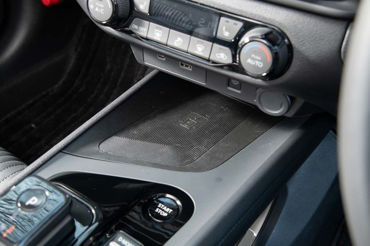 センターコンソールの前端にはスマートフォンのワイヤレス充電器がレイアウトされる。その上に付いているUSBソケットともどもセットオプションに含まれる。