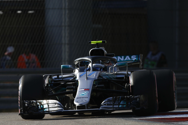 アグレッシブに攻めるとタイムを失いがちといわれるソチのコースを得意とするのがボッタス（写真）。GP初年度の2014年はウィリアムズをドライブし3位表彰台、昨年は悲願の初優勝を記録したゲンのいいサーキットで、7月のオーストリアGP以来となる今季2度目のポールポジションを獲得した。こうなれば今年初勝利を目指したいところだったが、チームメイトでポイントリーダーのハミルトンからは既に110点も離されており、サポート役に徹することも考えられた。実際、勝利を狙える位置にいながら、チームからの指示でハミルトンに1位のポジションを譲り、最後までその座を返されず、2位でチェッカードフラッグを受けることに。「難しい日だった。チームとしてはいい結果だったが、個人的には、見ての通り、受け入れるのが難しいものだった」とはレース後の弁。（Photo=Mercedes）