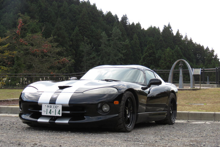 毎度おなじみ、御殿場の乙女駐車場にて。エンジンから遮熱板を取っ払ってしまったためか、熱い熱い！ で、冷房をONにしたところ……冷房が効かないことが発覚（涙）。