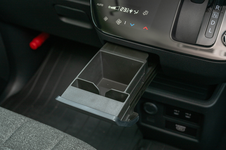 センターコンソールには引き出し式のカップホルダーを装備。手前側にスリットがあり、スマートフォンを差し込めるようになっている。