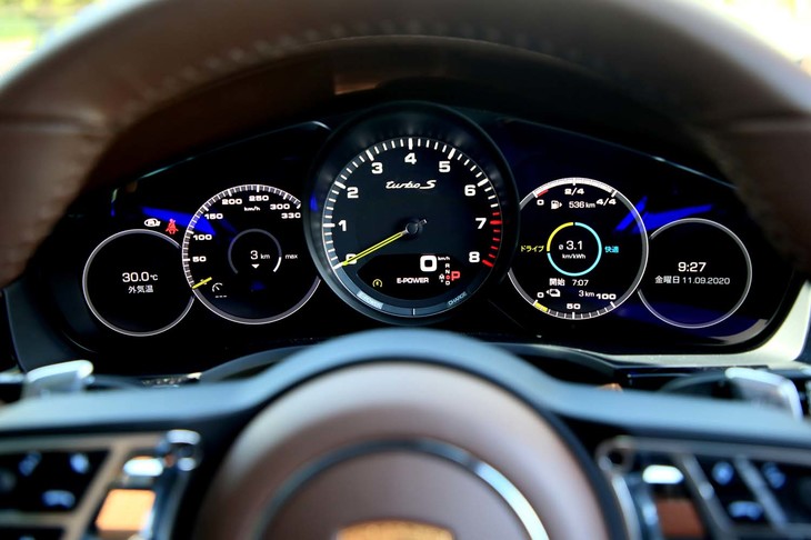 5眼式を模したメーターパネルはセンターのエンジン回転計のみがメカニカルメーターで、両サイドは液晶表示式。アシッドグリーンの指針はポルシェのPHVに共通するディテールだ。