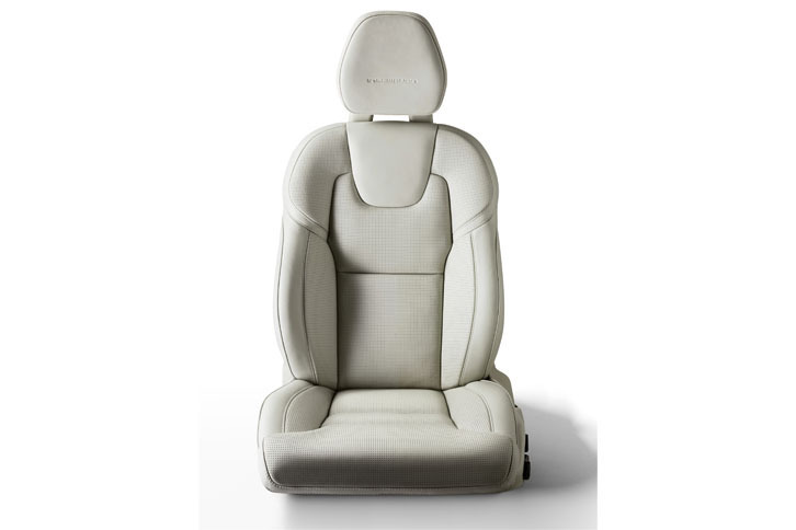 「ボルボV90」のフロントシート。