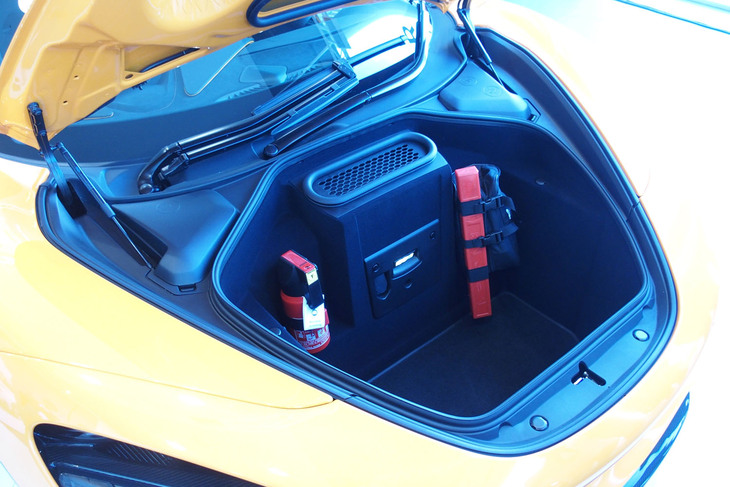 マクラーレン750S（フロントの荷室）