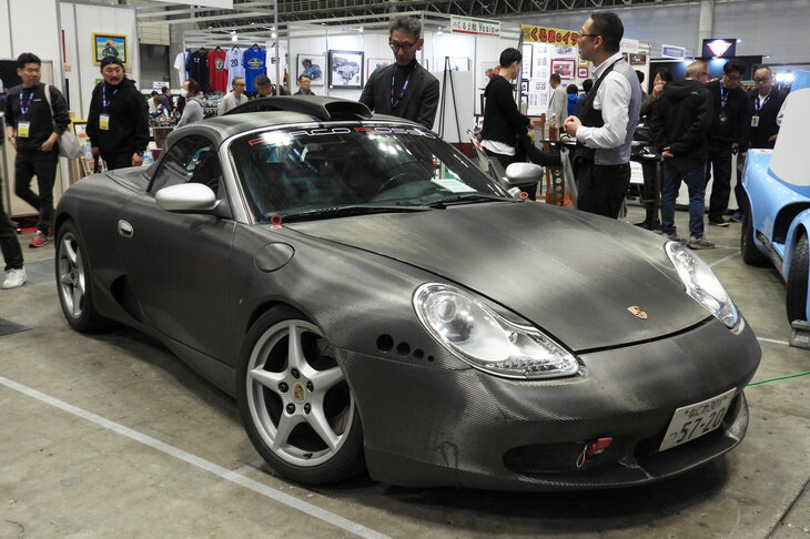 ドライCFRPワイドボディーキットを装着した「ポルシェ・ボクスター」（986）。
