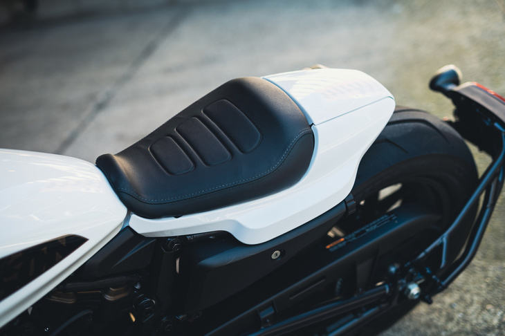 シートは潔く1人乗り。タンデム走行を楽しむためには、アクセサリーのピリオンシートを装着する必要がある。