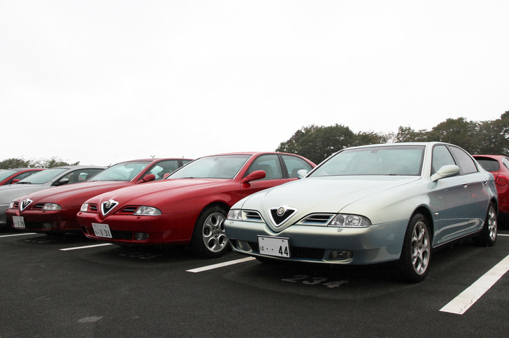 FFに転換した「164」に代わるフラッグシップサルーンとして1998年に登場した「166」。独特のタレ目（ヘッドライト）が印象的なスタイリングは、ワルター・デ・シルヴァが率いていた社内のチェントロスティーレ（デザインスタジオ）による。