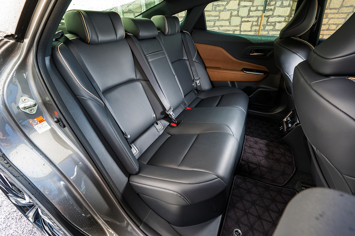 FFベースのプラットフォームを採用したことで後席も格段に広くなった。2024年4月の一部改良でドライブモードに「リアコンフォート」が追加されている。