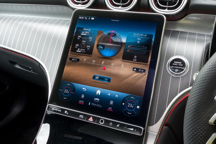 ピッチ＆ロール計やコンパスなどのオフロード走行に有用な情報をまとめて表示する「オフロードスクリーン」を搭載。センタースクリーンだけでなくメーター用スクリーンに映すことも可能。