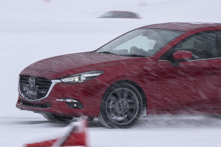 4WDの「アクセラスポーツ」とFFの「デミオ」、FRの「ロードスター」を使用した、パイロンコースでの周回テストも行われ、駆動方式による躍度の発生の仕方の違いを確認する。