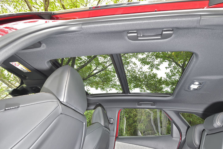 オプションのパノラミックサンルーフ。紫外線を遮断するガラスが用いられており、前半分が開閉する。