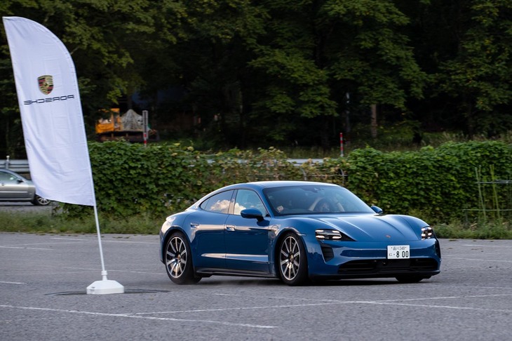 白馬岩岳マウンテンリゾートの広大な駐車場では、プロのレーシングドライバーが駆る「タイカンGTS」のフル加速を助手席で体験するアクティビティーを実施。